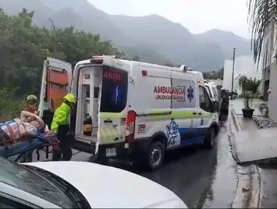 Ambulancia trasladando al arquitecto que sufrió la caída. Foto: Protección Civil de Nuevo León.