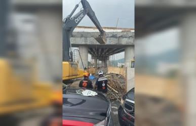 Cae puente en construcción en García; hay un muerto y tres heridos