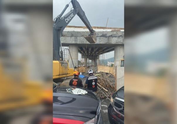 Cae puente en construcción en García; hay un muerto y tres heridos