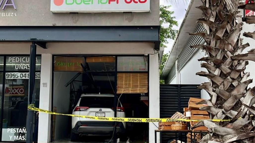 ¡Se mete a la frutería con todo y camioneta!: Aparatoso choque en Real Montejo