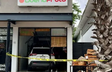 ¡Se mete a la frutería con todo y camioneta!: Aparatoso choque en Real Montejo