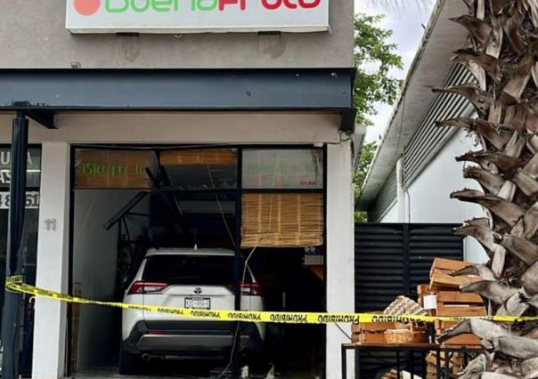 ¡Se mete a la frutería con todo y camioneta!: Aparatoso choque en Real Montejo