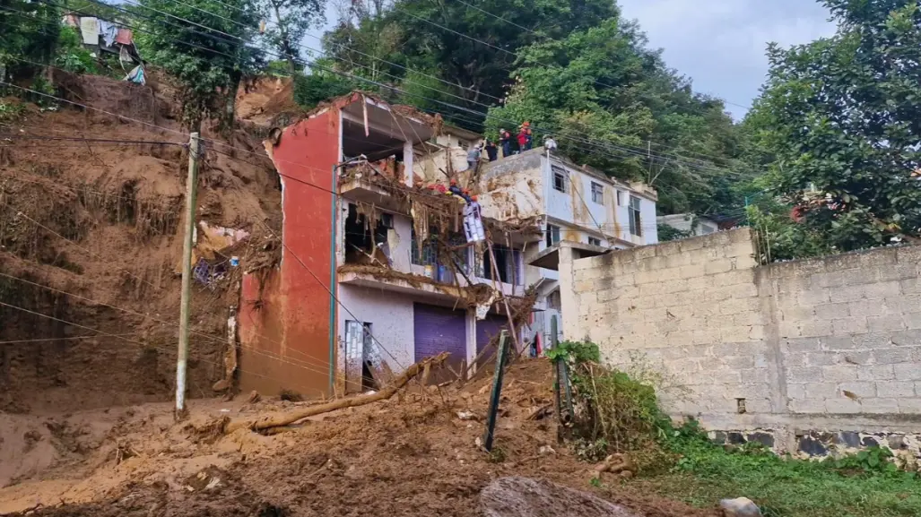 Derrumbe en la colonia 9 de Abril en Xalapa deja tres fallecidos