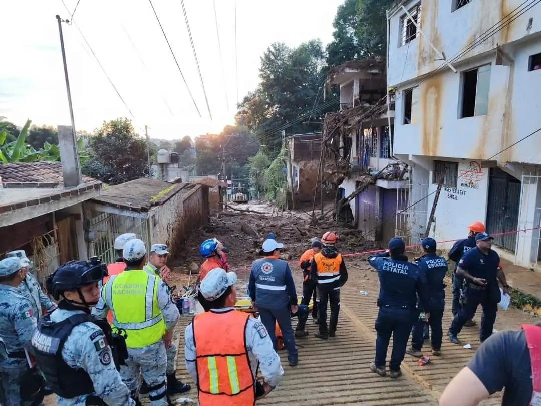 Rescatistas llevando labores para sacar las personas del derrumbe. Foto: Facebook El chiltepin