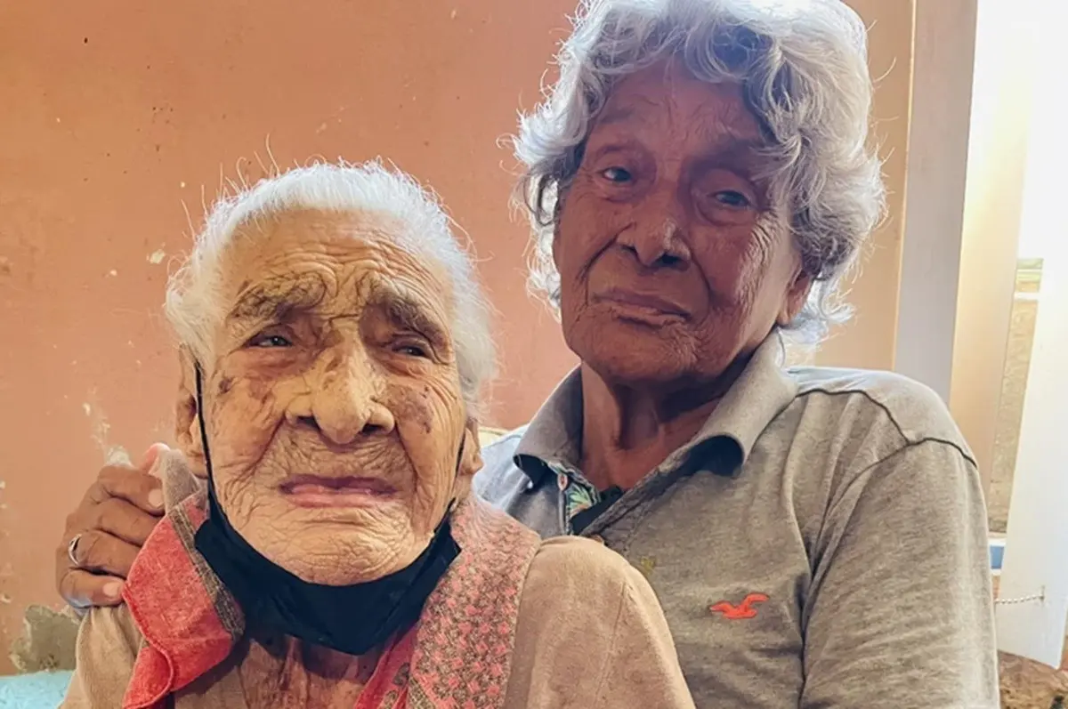 Doña Ramona Figueroa Gutiérrez, de 114 años, y su hija María Lidia Olivas Figueroa, de 85, requieren apoyo para salir adelante. Foto: Facebook Unidos por una necesidad