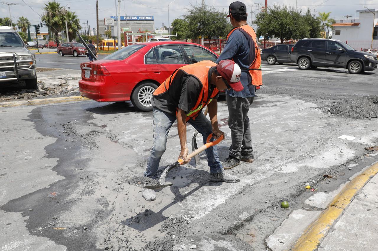 Trabajadores tapando baches. Foto: Gobierno de Escobedo