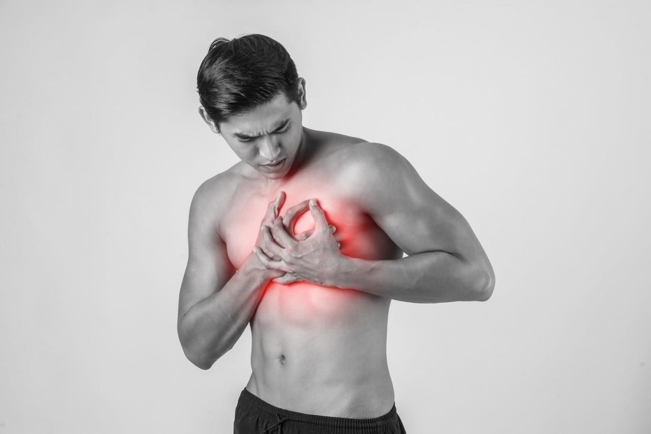 Imagen ilustrativa de hombre con problema cardiaco. Foto: Freepik