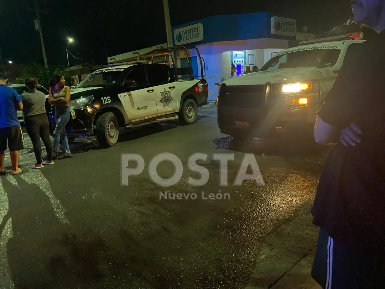 Policías de Juárez y paramédicos cubriendo la zona del ataque. Foto: POSTA MX