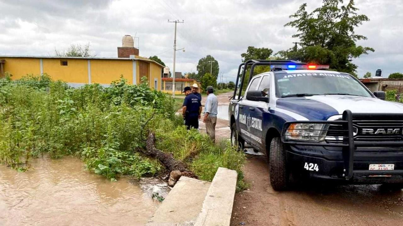 Elementos de la Policía Estatal y de Protección Civil realizaron en conjunto trabajos de limpieza en Pueblo Nuevo tras la acumulación de basura en un puente. Foto: Facebook/ SSP Durango.