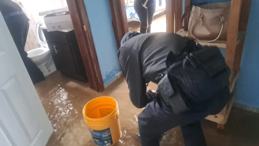 Familias de Guanaceví son ayudadas tras sufrir inundaciones en sus casas