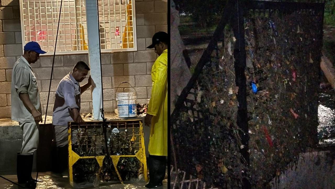 Personal de Simas retirando los desechos de las alcantarillas. (Fotografía: Simas Torreón)