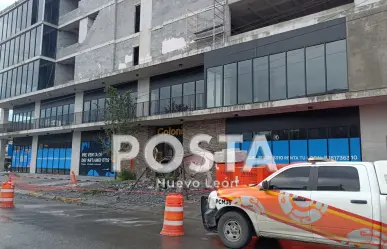 Muere mujer tras caerle barda en Monterrey