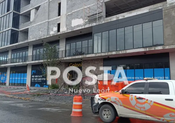 Muere mujer tras caerle barda en Monterrey