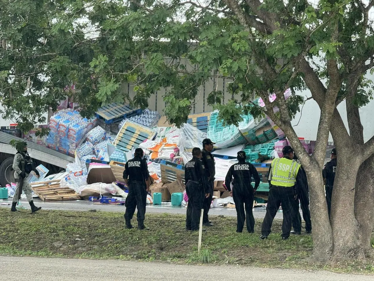 Autoridades tuvieron que intervenir rápidamente en un accidente para frenar un acto de rapiña que se realizó en un tramo del periférico de Mérida.- Foto de redes sociales