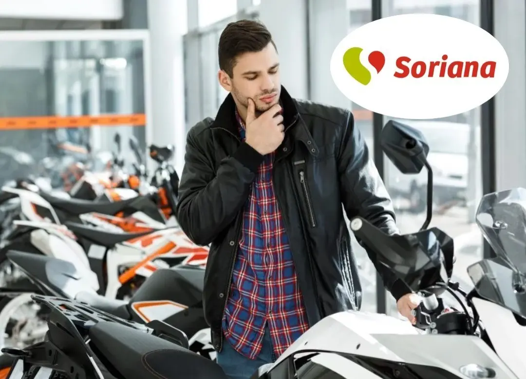 Un hombre comprando una moto en una tienda departamental. Foto: Canva.