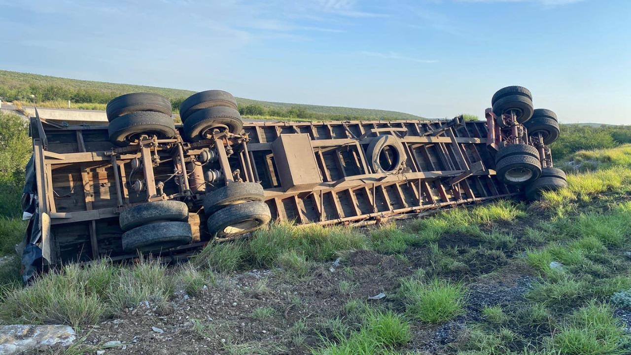 Trailer vuelca en la Autopista Premier Nueva Rosita-Allende de Nueva Rosita / Foto: Redes Sociales