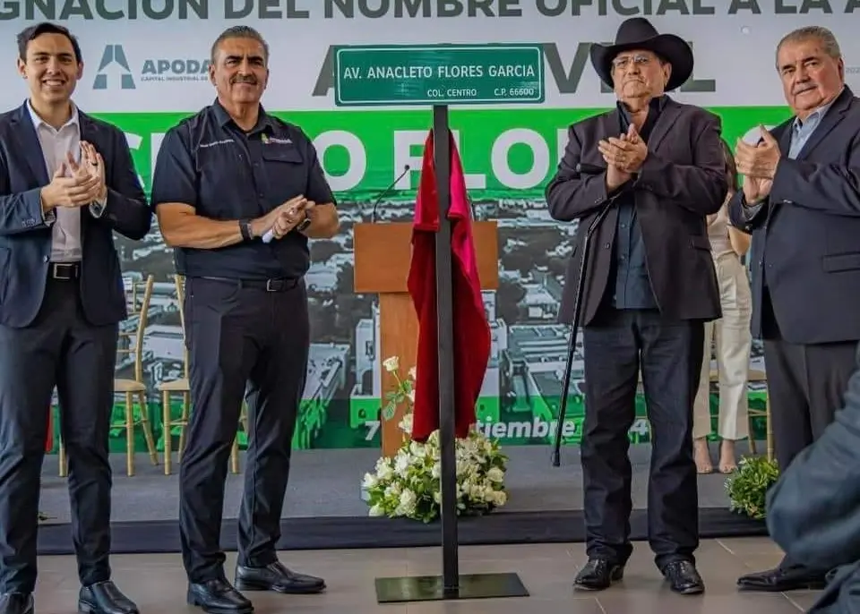 César Garza, alcalde de Apodaca rindió un homenaje a Don Anacleto Flores y Doña Raquel Elizondo, quienes formaron una de las familias más representativas. Foto. César Garza