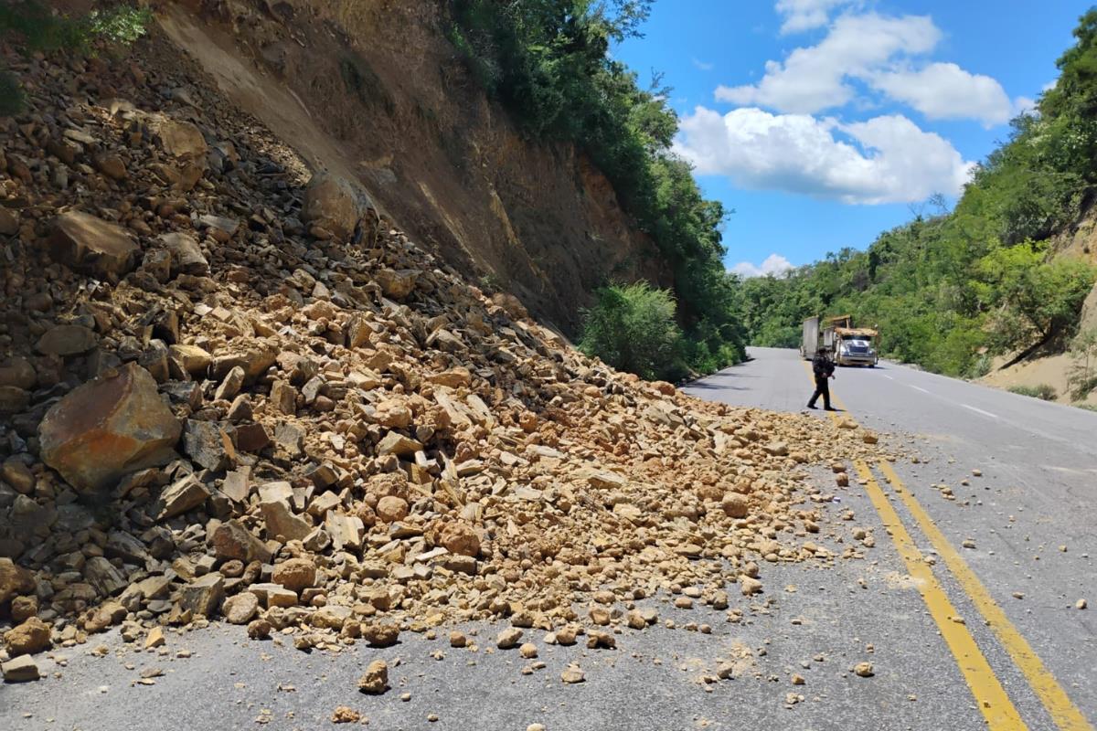 Autoridades estatales recomendaron a los conductores extremar precauciones al transitar por esta vía. Foto: Agencia