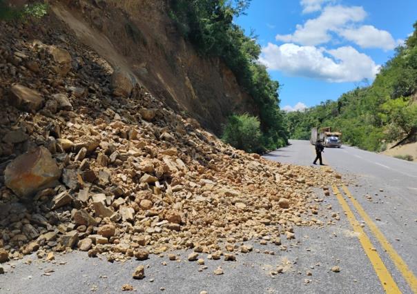 Cierre parcial de la carretera Victoria- Monterrey por derrumbe