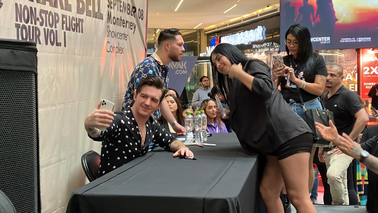 Consiente Drake Bell a fans regios con firma de autógrafos (VIDEO)