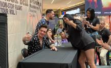 Consiente Drake Bell a fans regios con firma de autógrafos (VIDEO)