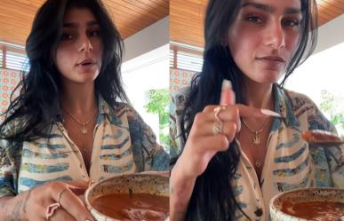 Mía Khalifa fascinada con el menudo mexicano ¡Es perfecto!