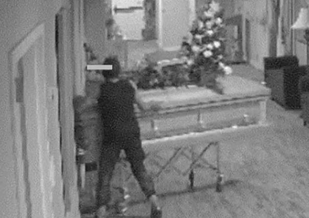 Mujer roba ataúd con un cuerpo; asegura que sus intenciones jamás fueron malas
