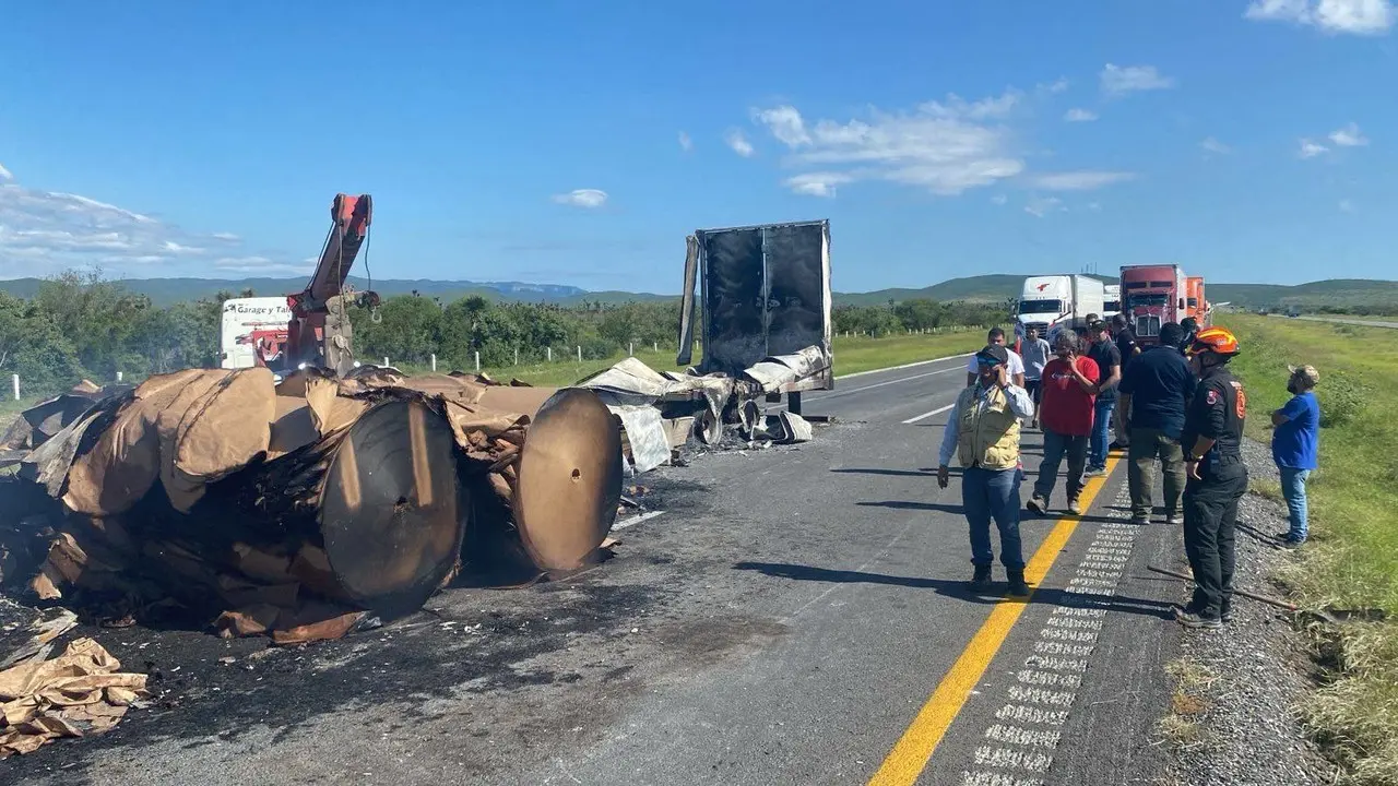 Se incendia tractocamión en la autopista a Laredo en Salinas Victoria