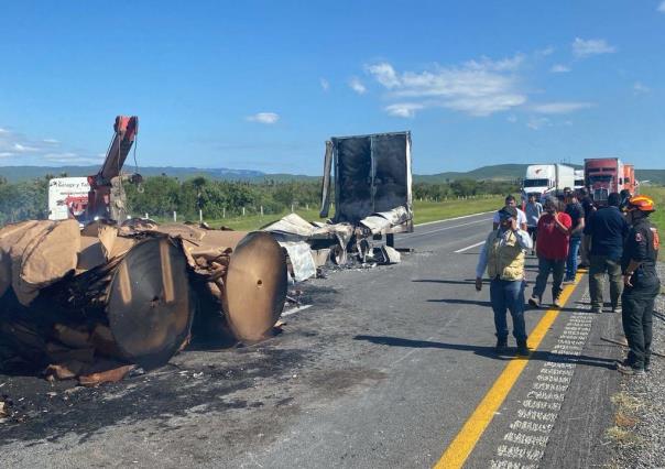 Se incendia tractocamión en la autopista a Laredo en Salinas Victoria