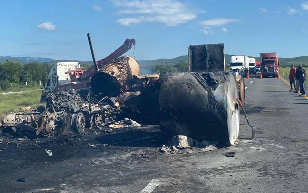 Se incendia tractocamión en la autopista a Laredo en Salinas Victoria