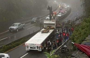 México-Toluca: Caída de árbol y desgajamiento de cerro causan tráfico intenso