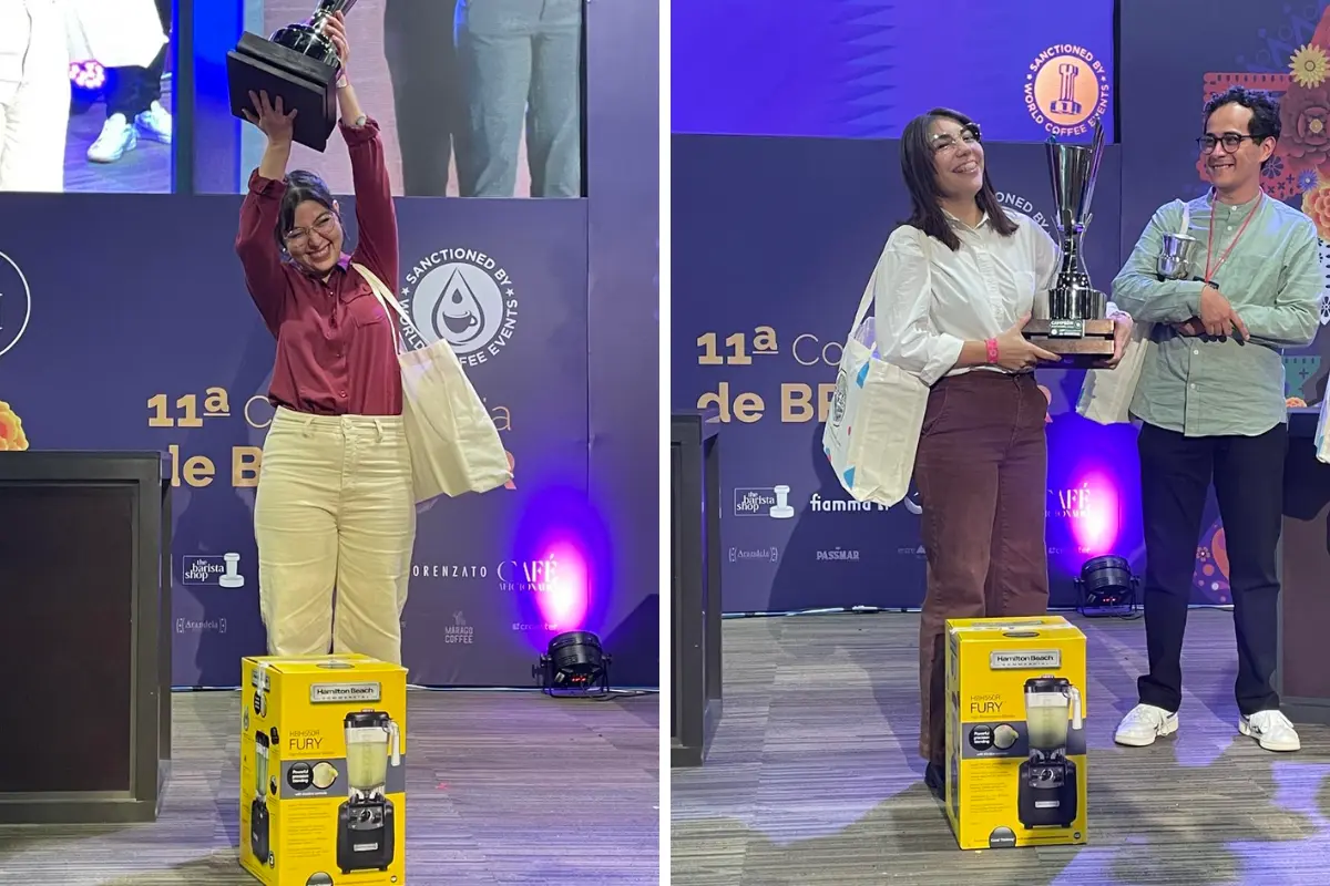 Jeniffer Borrego y Alejandra Lugo durante la premiación de la Competencia Mexicana de Baristas. Foto: Asociación Mexicana de Cafés y Cafeterías de Especialidad