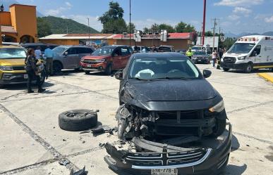 Camioneta impacta 6 vehículos en estacionamiento de restaurante Tino en Santiago