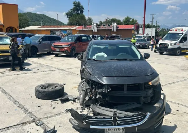 Camioneta impacta 6 vehículos en estacionamiento de restaurante Tino en Santiago