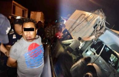 Detienen a conductor presuntamente ebrio; tira poste deja sin luz a vecinos