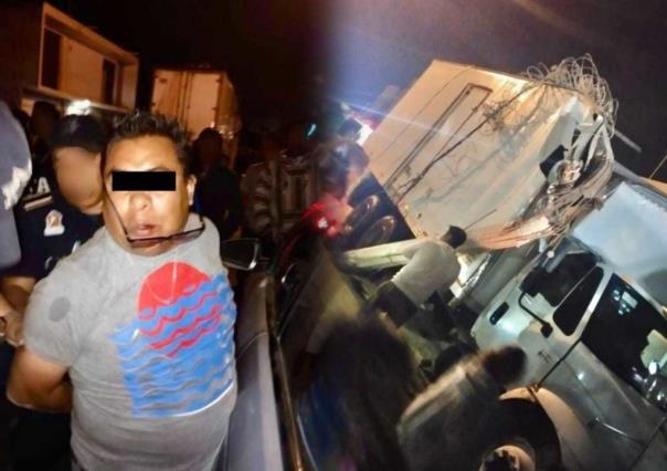 Detienen a conductor presuntamente ebrio; tira poste deja sin luz a vecinos