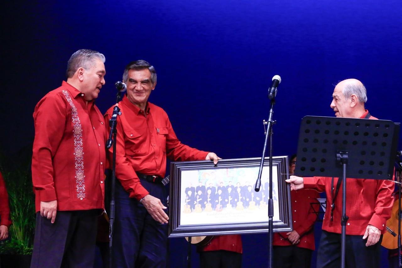 Entrega Américo Villarreal reconocimiento a la rondalla del hospital General. Foto: Gobierno de Tamaulipas