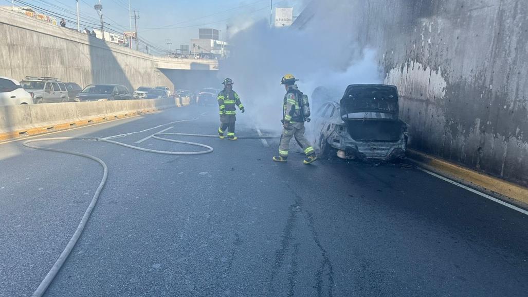 Apagan incendio de vehículo en colonia Cumbres de Monterrey (VIDEO)