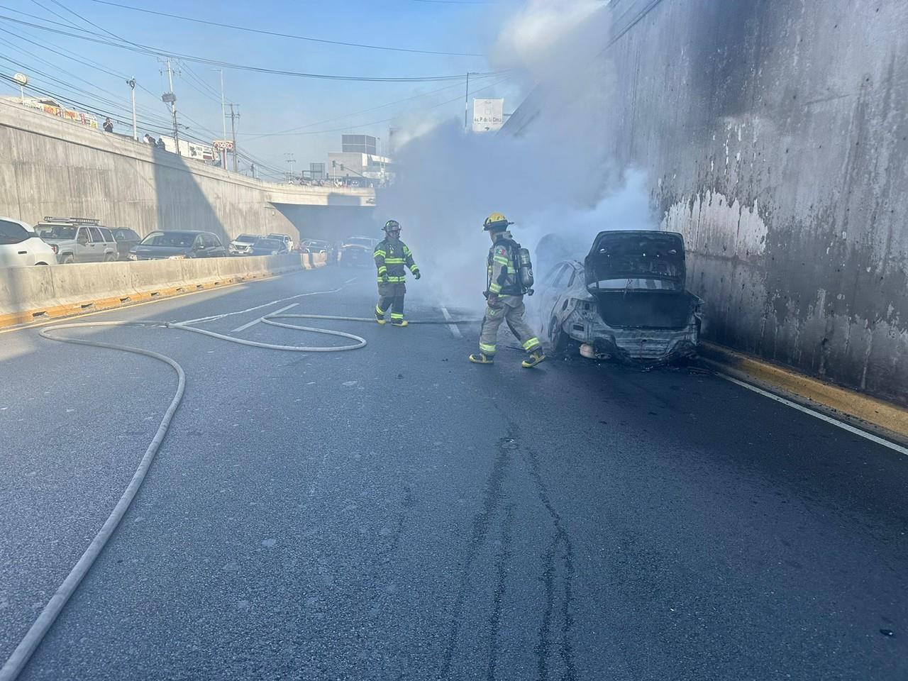 Apagan incendio de vehículo en colonia Cumbres de Monterrey (VIDEO)