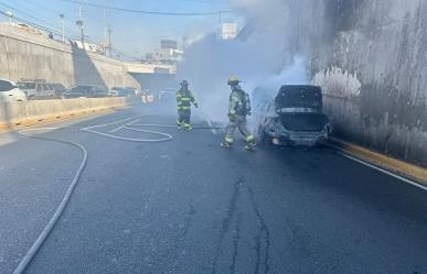 Apagan incendio de vehículo en colonia Cumbres de Monterrey (VIDEO)