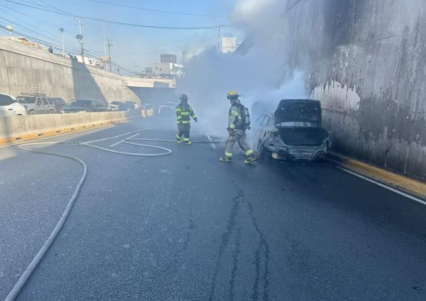 Apagan incendio de vehículo en colonia Cumbres de Monterrey (VIDEO)