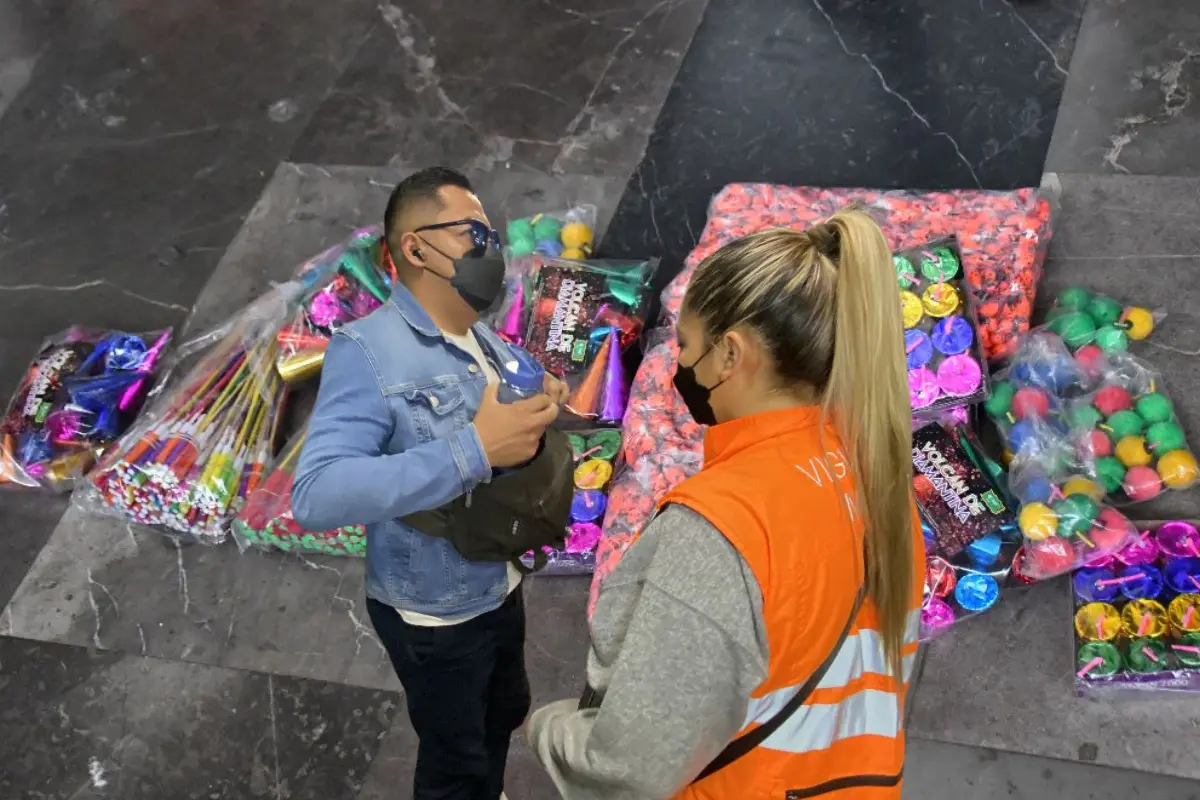 De fondo pirotecnia, personal del Metro revisando bolsas y mochilas. Foto: @MetroCDMX