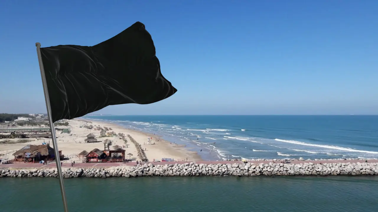 La playa Miramar fue cerrada durante la tarde de este domingo. Foto: Especial.