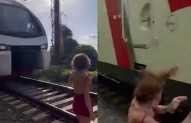 Se salva mujer de ser arrollada por el tren al intentar tomarse una selfie
