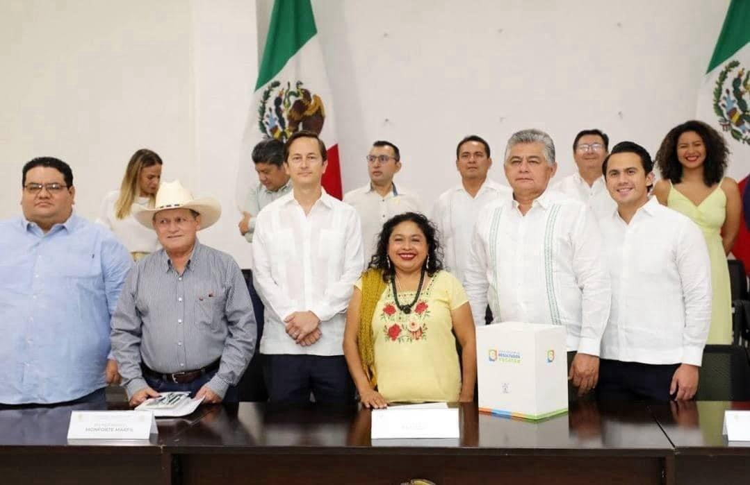 José Carlos Puerto y Yussif Heredia se encargaron de entregar el documento Foto: Cortesía