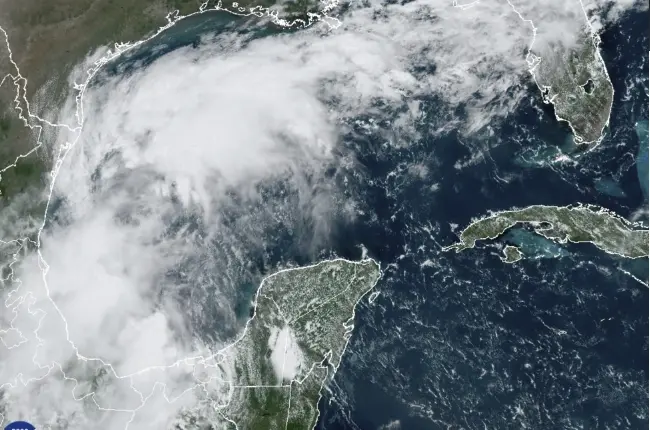 Imagen satelital del domingo 8 de septiembre de 2024 proporcionada por la Oficina Nacional de Administración Oceánica y Atmosférica de Estados Unidos, muestra una perturbación tropical en el Golfo de México. Foto. AP