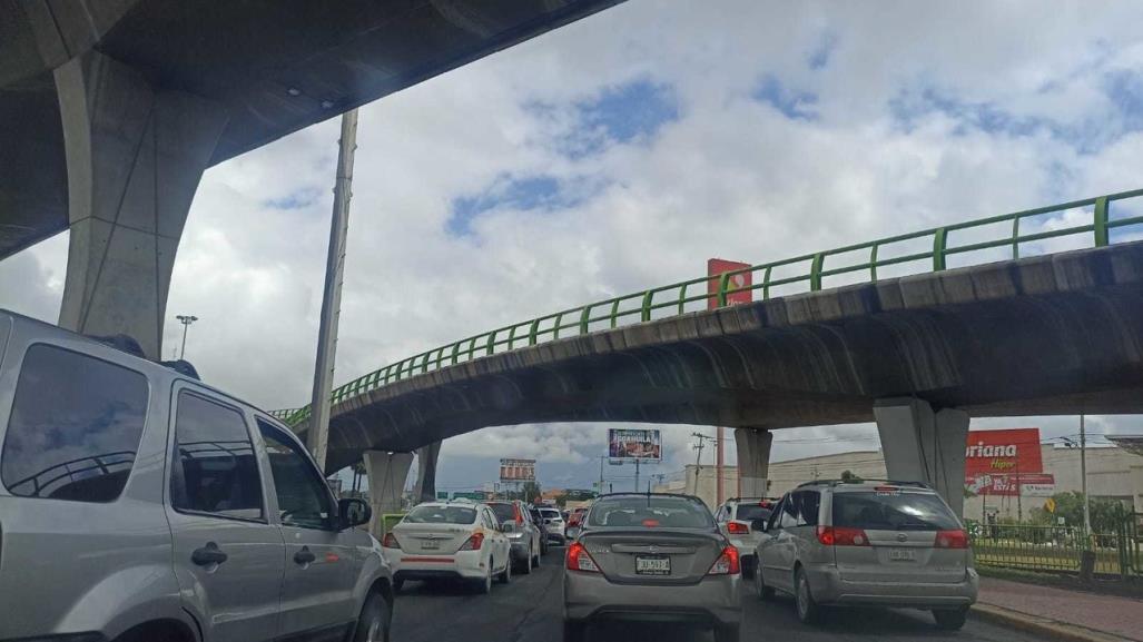 Obras de recarpeteo en V. Carranza causa tráfico al norte de Saltillo