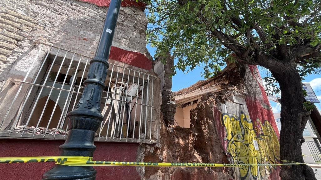 Colapsa parte de una barda en el Centro Histórico