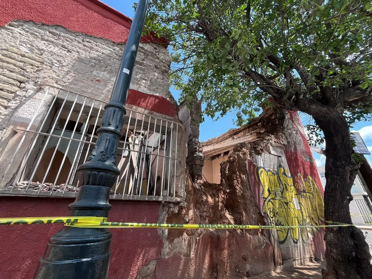 Cae parte de una barda de una cas antigua en el Centro Histórico. Foto: Alejandro Ávila.