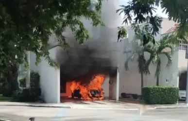 Vehículo en llamas en el Fracc.Gran Santa Fe de Mérida